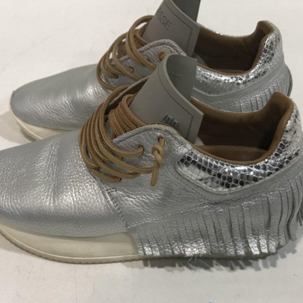 Women’s Esseutesse Silver Pebbled Grain Leather Fringe Sneakers Size 37
